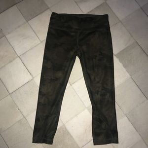 Lululemon cropped Camo leggings 6 NEW